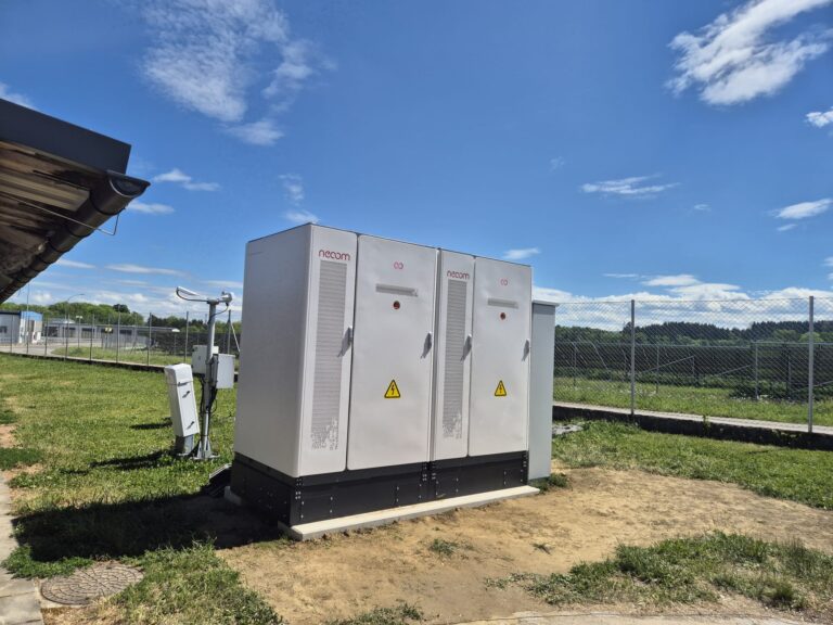 Stromspeicher für PV-Anlage in Österreich 2026 — Batteriespeicher neben Solarmodulen
